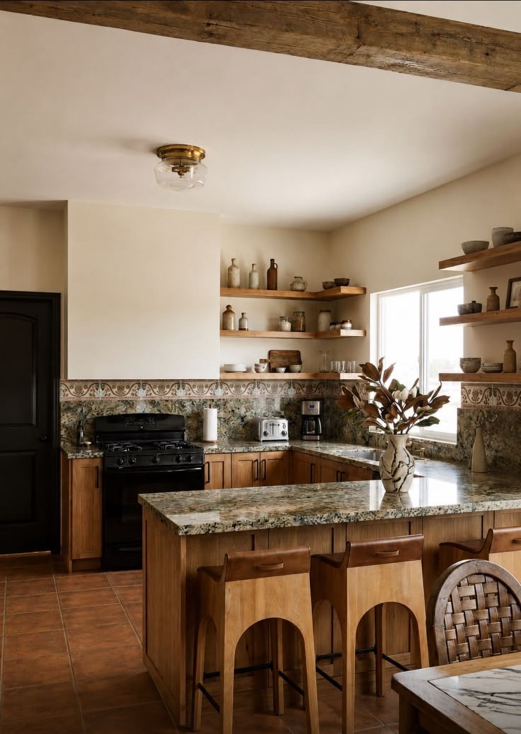 Cocina con barra de granito, repisas de madera y cenefa de talavera